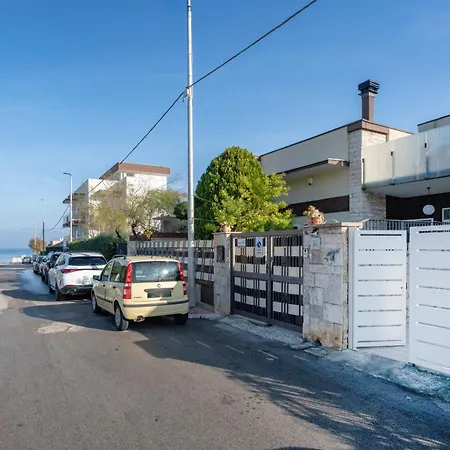 Guesthost - Armida Steps From The Sea Villa *