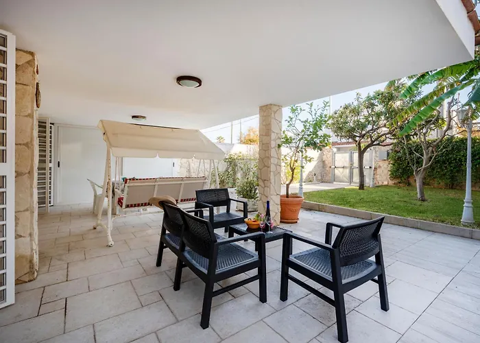 Guesthost - Armida Steps From The Sea Villa