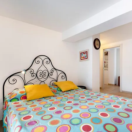 Guesthost - Armida Steps From The Sea Villa