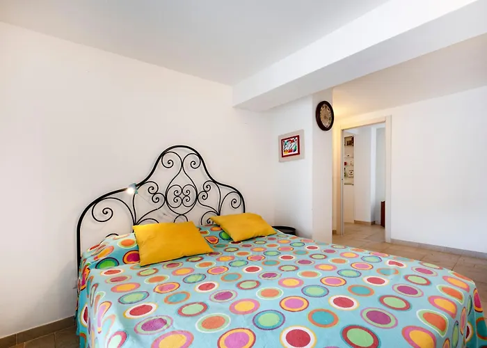 Guesthost - Armida Steps From The Sea Villa