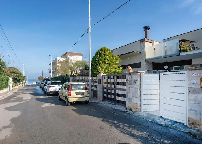 Guesthost - Armida Steps From The Sea Villa *